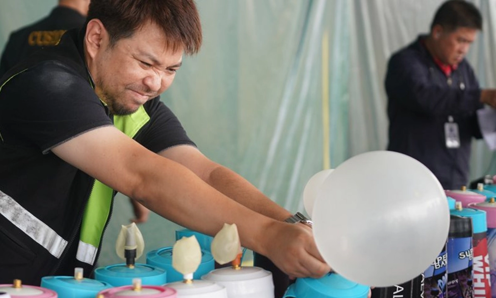 Thái Lan thu giữ hàng ngàn bình khí cười nhập lậu từ Trung Quốc