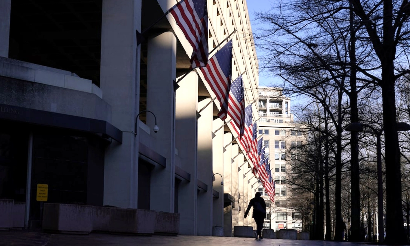 FBI sa thải thêm nhiều đặc vụ từng điều tra Tổng thống Donald Trump