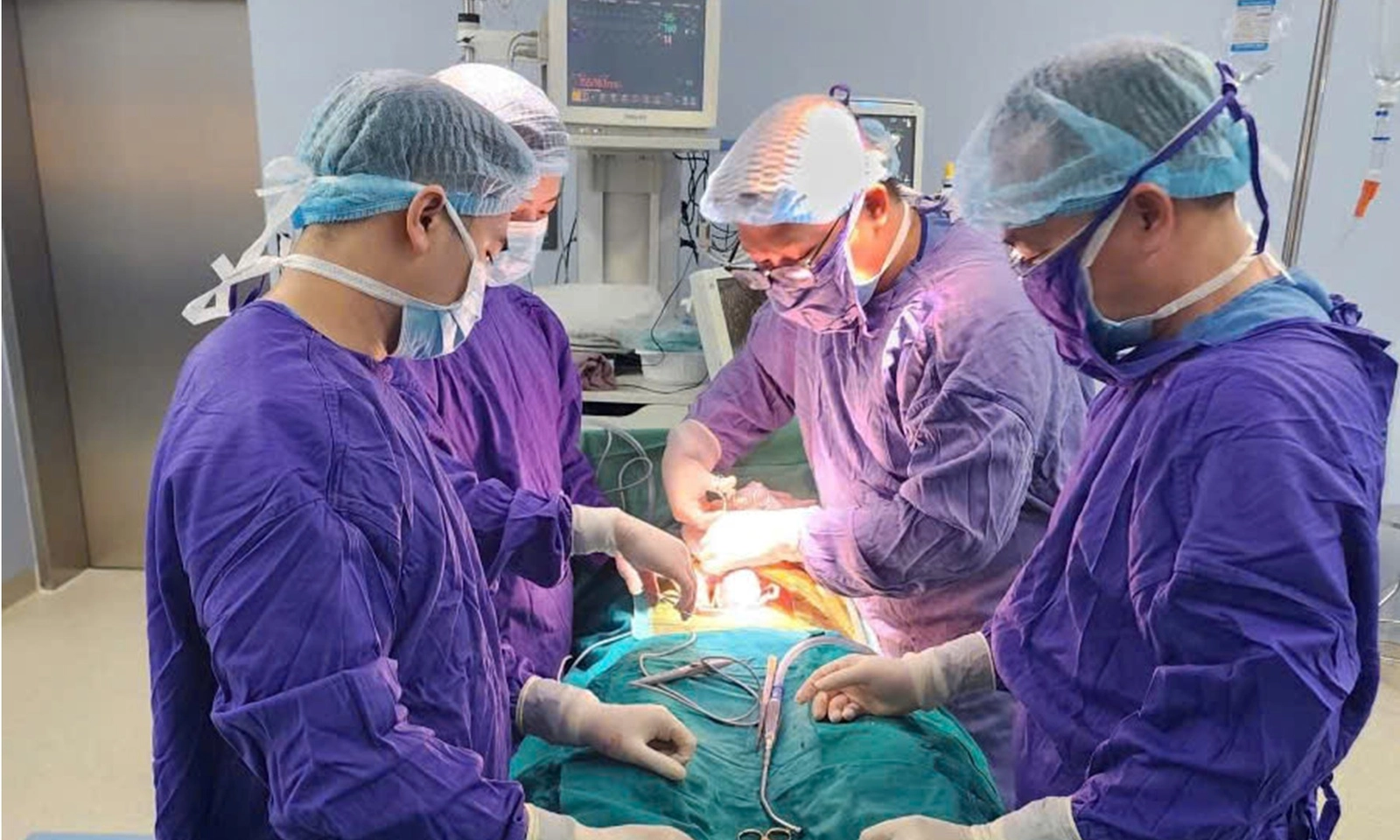 Nam thanh niên bị cắt bỏ một bên tinh hoàn vì chấn thương khi đá bóng