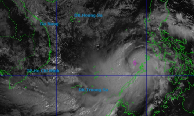 Bão Kalmaegi đang di chuyển nhanh trên Biển Đông với cường độ mạnh
