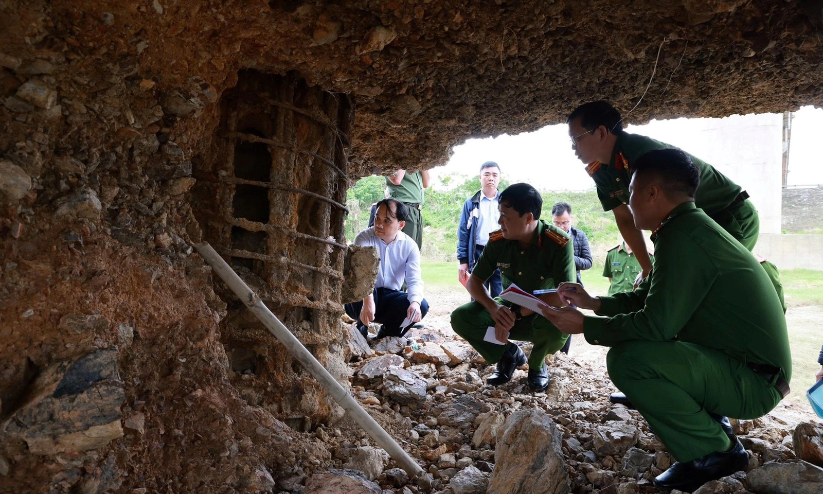 Cầu Sông Lô trơ móng, cơ quan chức năng vào cuộc điều tra