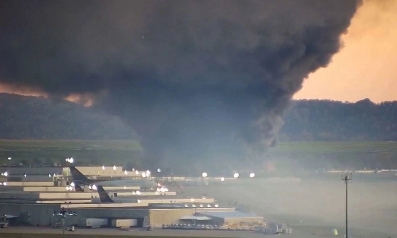 Mỹ: Máy bay chở hàng gặp nạn gây nổ dữ dội