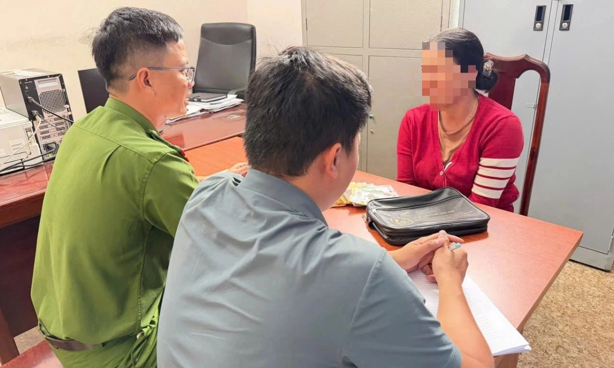 Vì tiền học cho con, người phụ nữ cướp túi xách cụ ông bán vé số