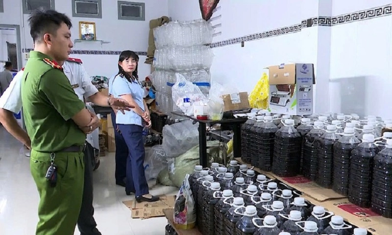 Khởi tố người đàn ông pha hóa chất làm nước mắm, bột giặt giả thương hiệu nổi tiếng