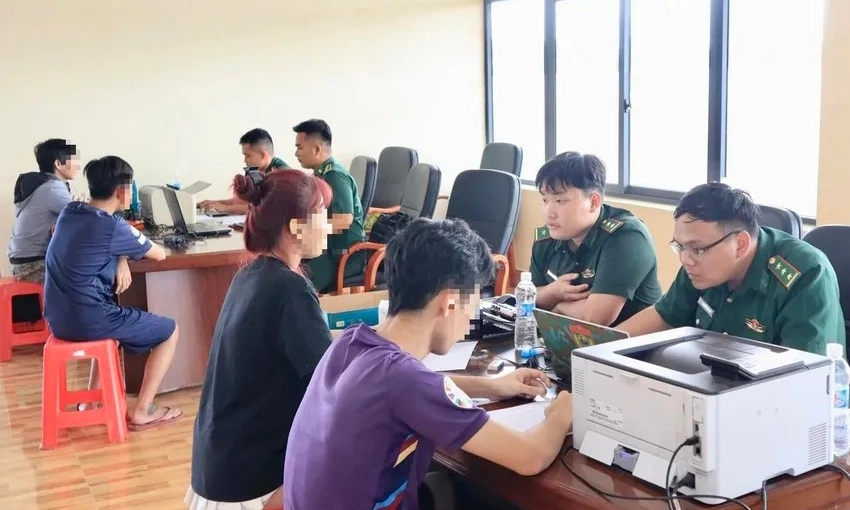 Tiếp nhận 65 công dân Việt Nam trở về từ Campuchia, nhiều người thoát khỏi cơ sở lừa đảo trực tuyến