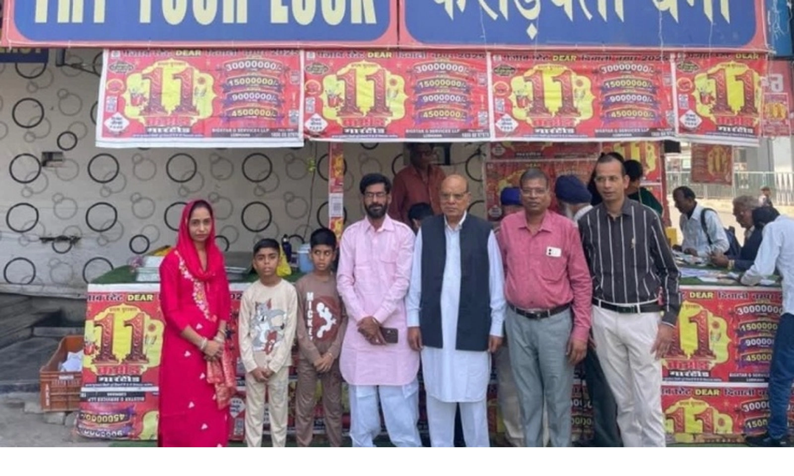 Vay 296 ngàn đồng mua vé số, người bán rau trúng 32 tỷ