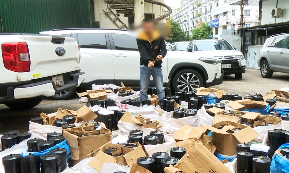 Bắt nhóm mua bán hàng trăm bình “khí cười” vận chuyển đi tiêu thụ