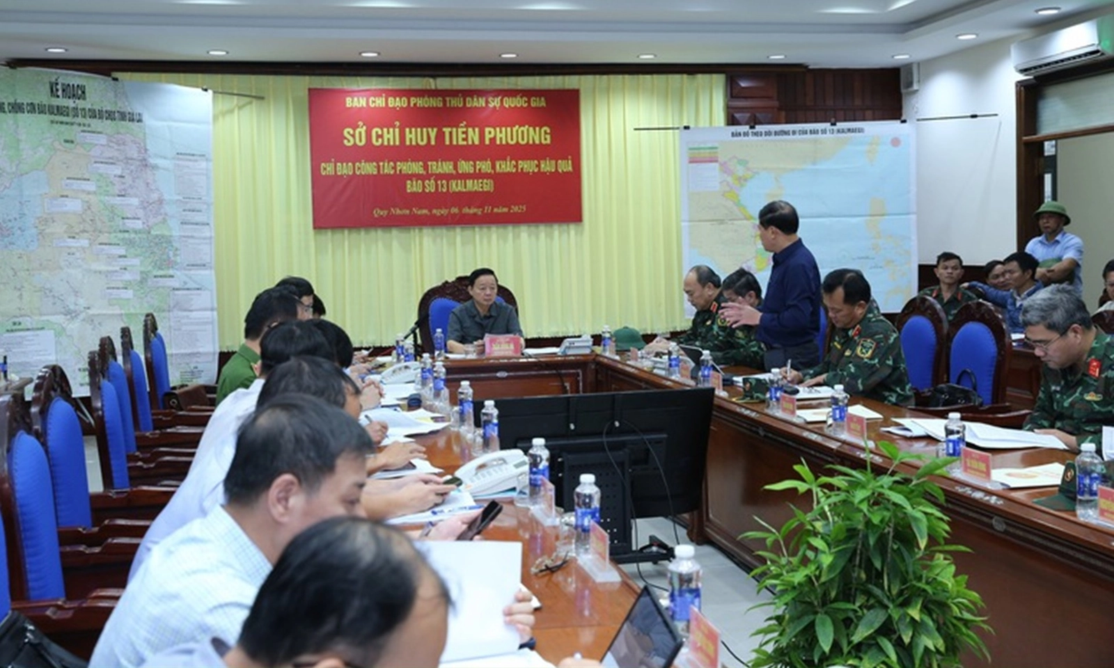 Phó Thủ tướng Trần Hồng Hà họp Sở Chỉ huy tiền phương triển khai ứng phó khẩn cấp cơn bão số 13