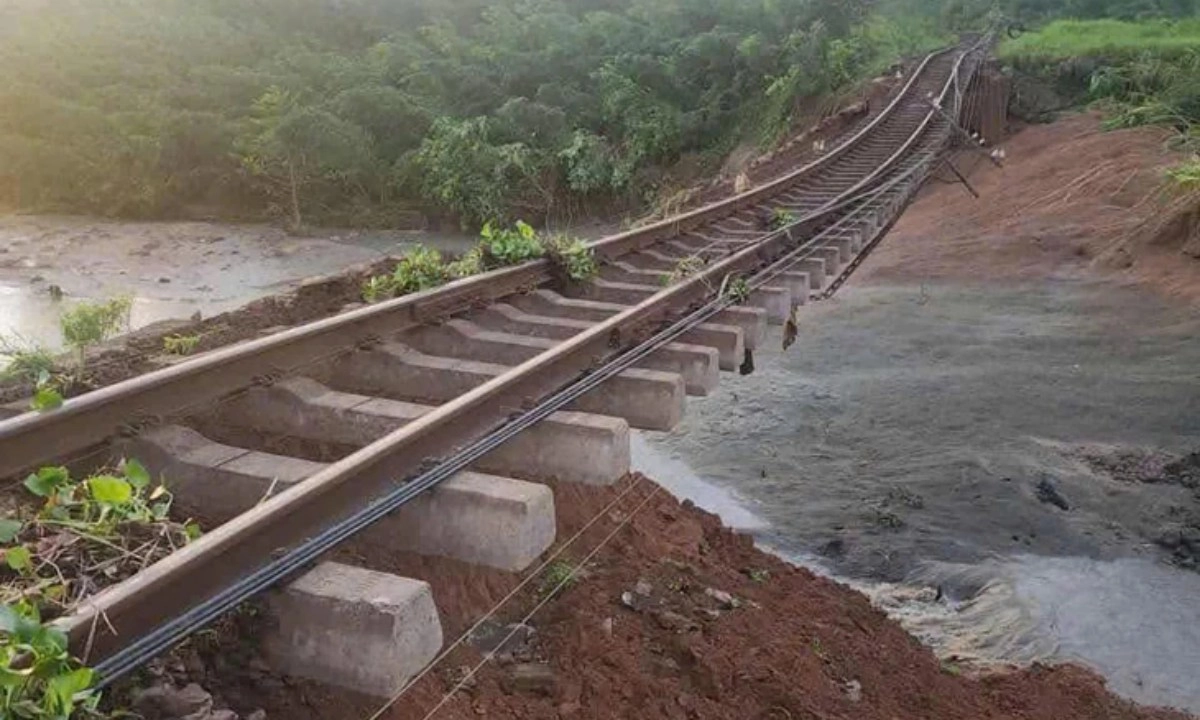 Đường sắt Bắc - Nam “đứt mạch” sau bão 13