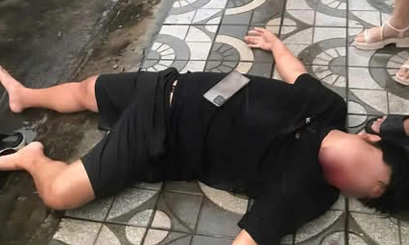 Khởi tố 2 đối tượng đánh tài xế xe công nghệ chấn động não