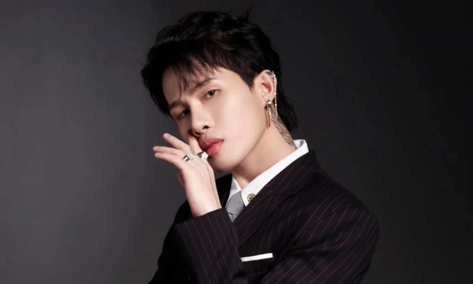 Ca sĩ Jack - J97 bị phạt 55 triệu đồng, cấm hát 9 tháng vì biểu diễn ca khúc chứa từ ngữ nhạy cảm