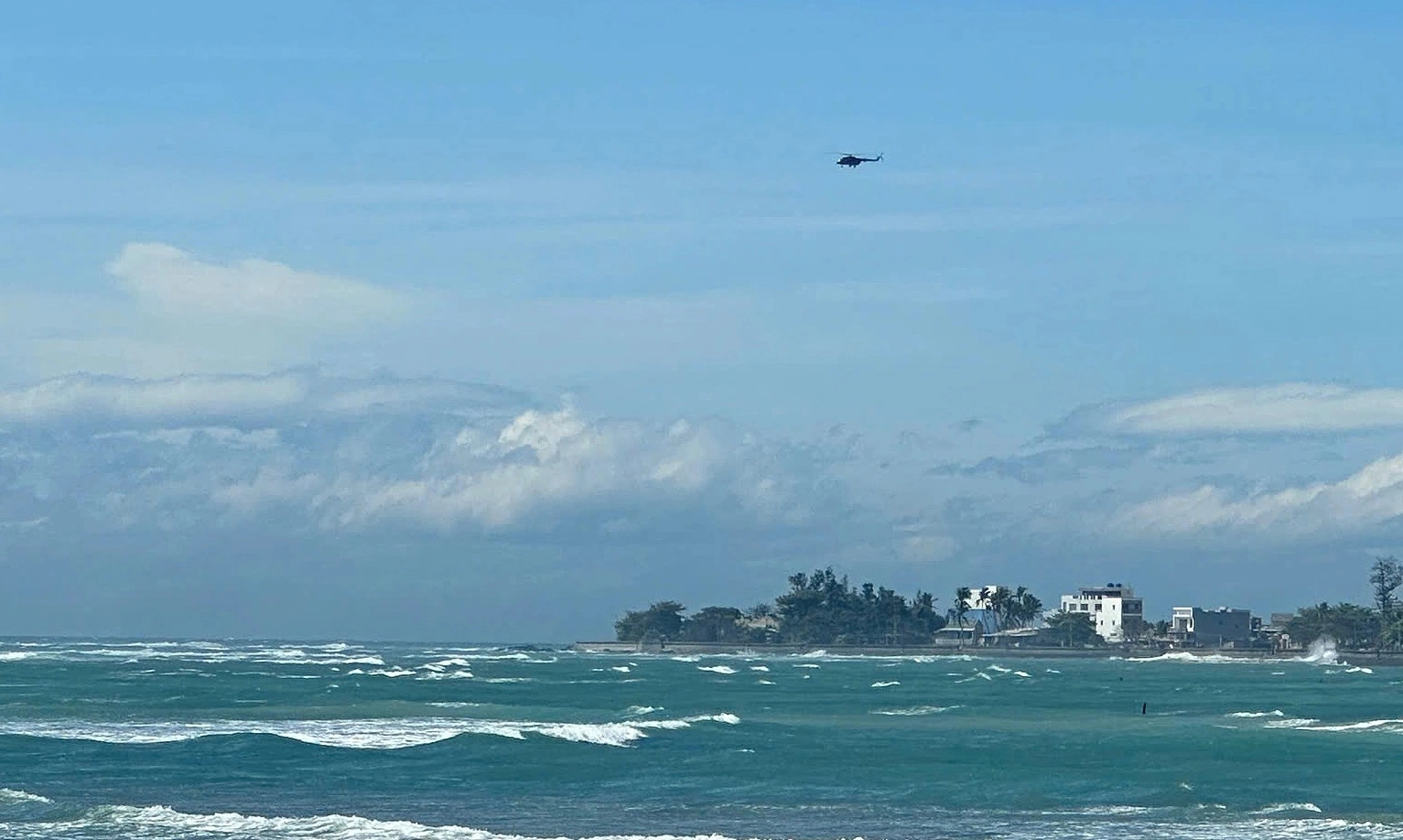 Huy động trực thăng tìm ba người mất tích trên biển Lý Sơn