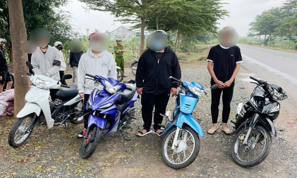 CSGT ngăn chặn nhóm thiếu niên đi “săn mây” trên DT790