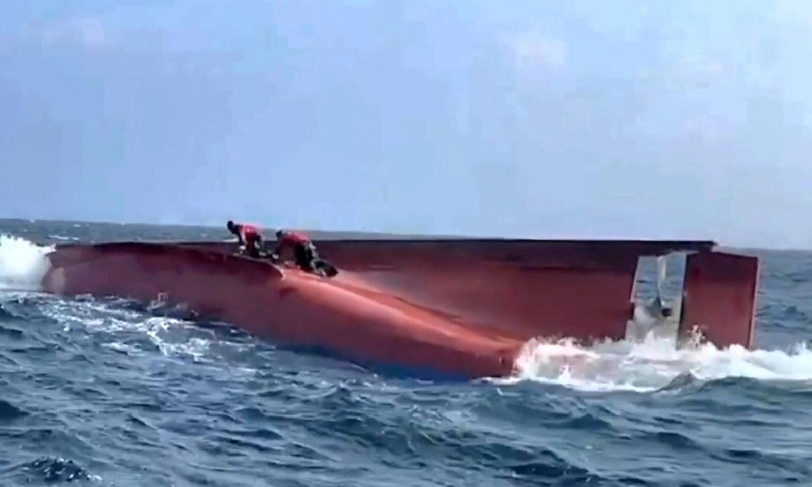 Tàu cá 99 tấn của Trung Quốc bị lật úp, 9 người mất tích