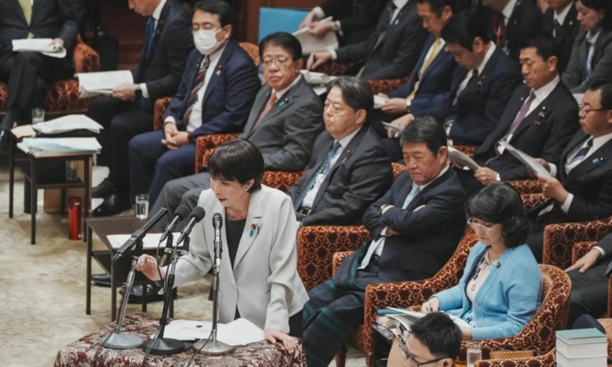 Nữ thủ tướng đầu tiên của Nhật “làm việc từ 3 giờ sáng”