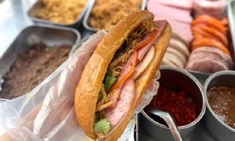 Bộ Y tế yêu cầu điều tra vụ nghi ngộ độc bánh mì ở TPHCM