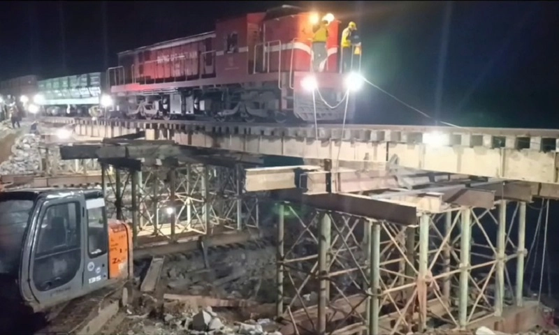 Tuyến đường sắt Bắc-Nam khôi phục sau 4 ngày gián đoạn do bão số 13