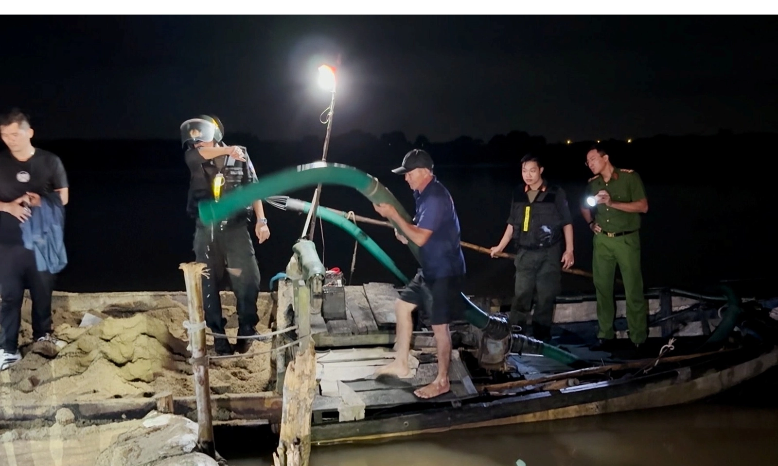 Triệt phá đường dây ‘cát tặc’ trên sông Trà Khúc, mỗi đêm khai thác 300 mét khối cát