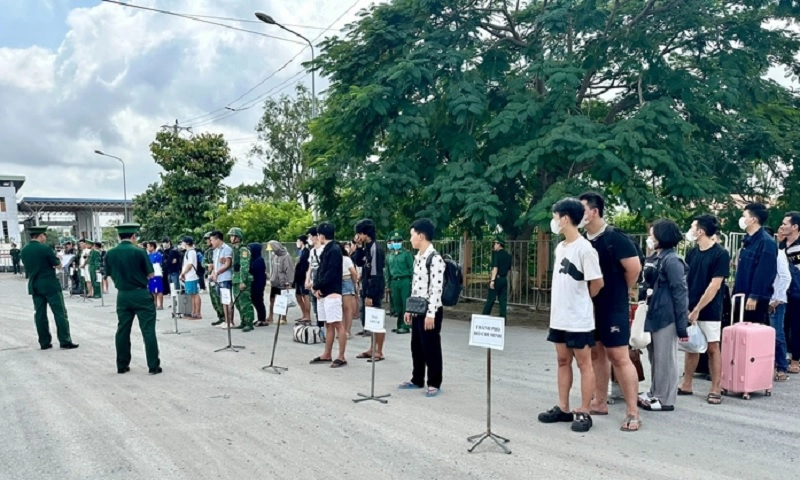 Đồng Tháp tiếp nhận 57 công dân Việt Nam do Campuchia trao trả, có 3 người bị truy nã