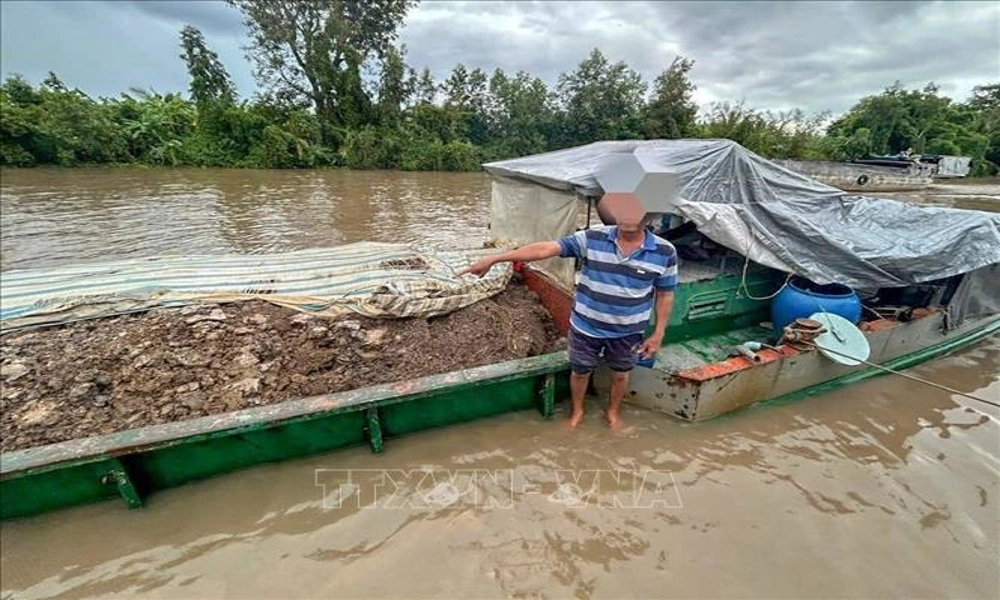 Cần Thơ: Hai người bị phạt 25 triệu đồng vì khai thác đất trái phép