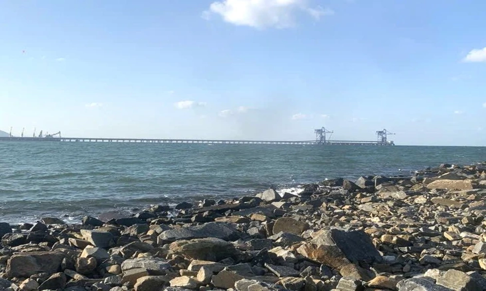 Công an Vũng Áng xác minh vụ thi thể nữ trôi vào bờ biển