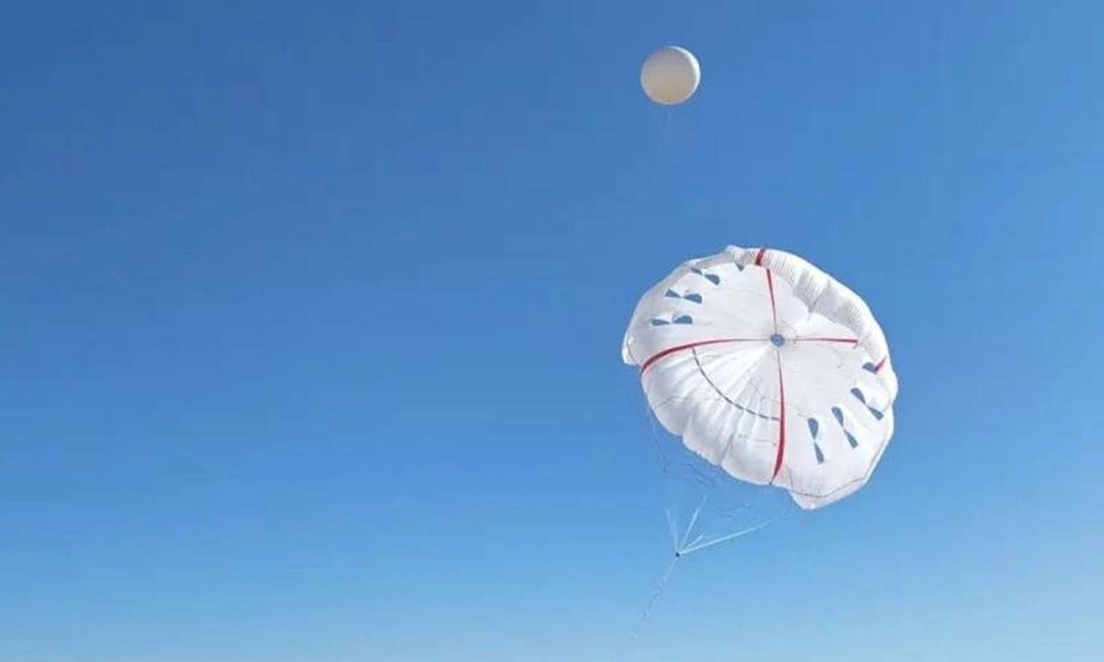 Trung Quốc thả diều lớn nhất thế giới ở Nội Mông để phát điện