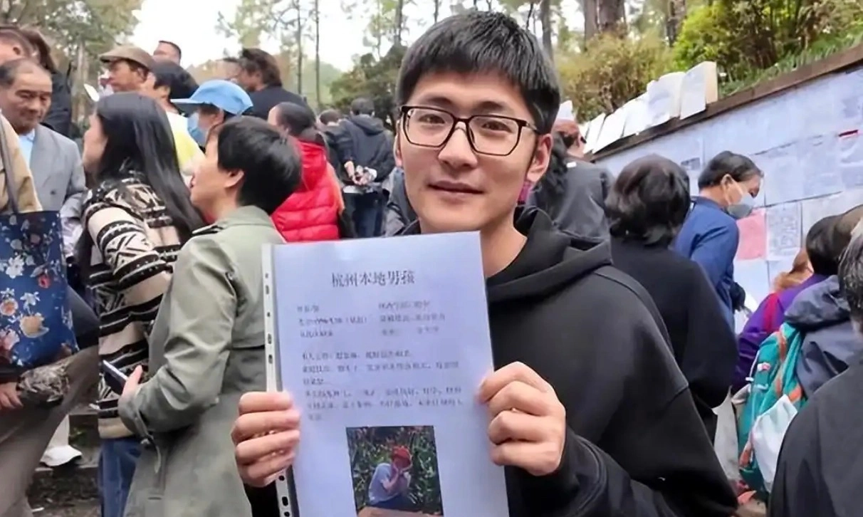 Nhà sáng tạo nội dung 15 triệu follower bị chê “học vấn thấp” khi giả nghèo đi xem mắt 