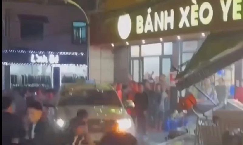 Thanh Hóa: Xe ô tô lao thẳng vào quán bánh xèo, may không có thương vong