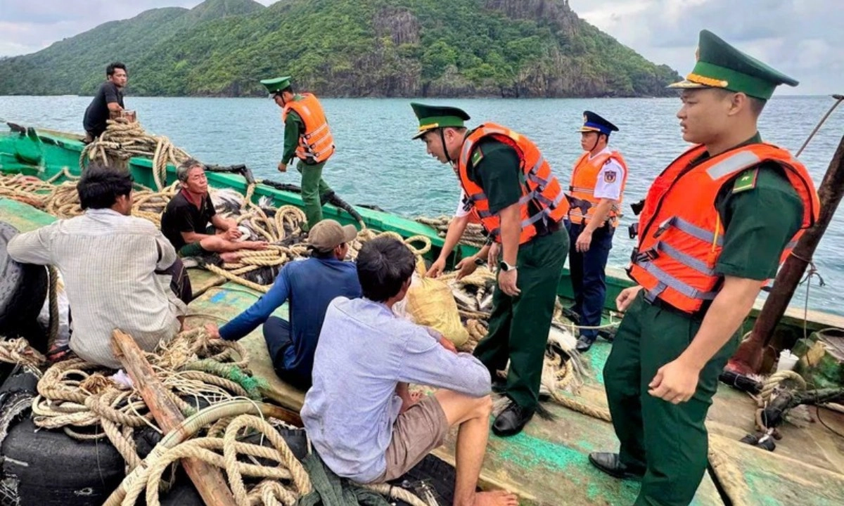 Cứu 5 ngư dân bị chìm tàu trên vùng biển Côn Đảo