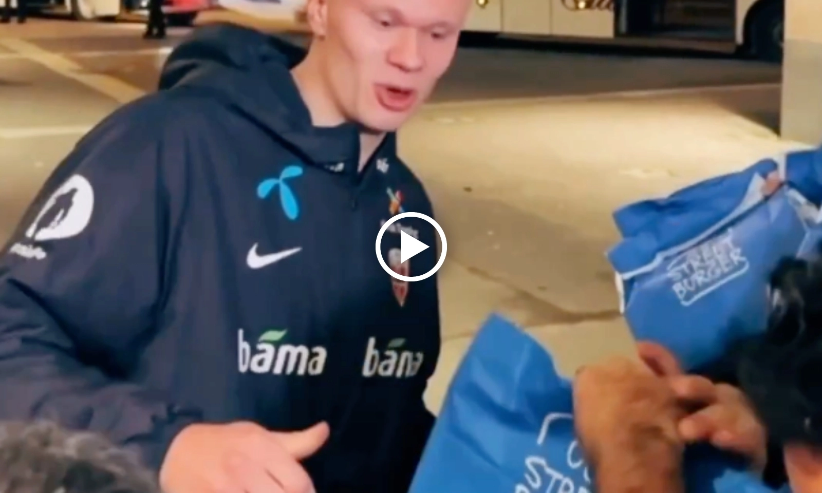 Video: Haaland đãi toàn đội Na Uy món ăn khoái khẩu trước màn đụng độ Ý