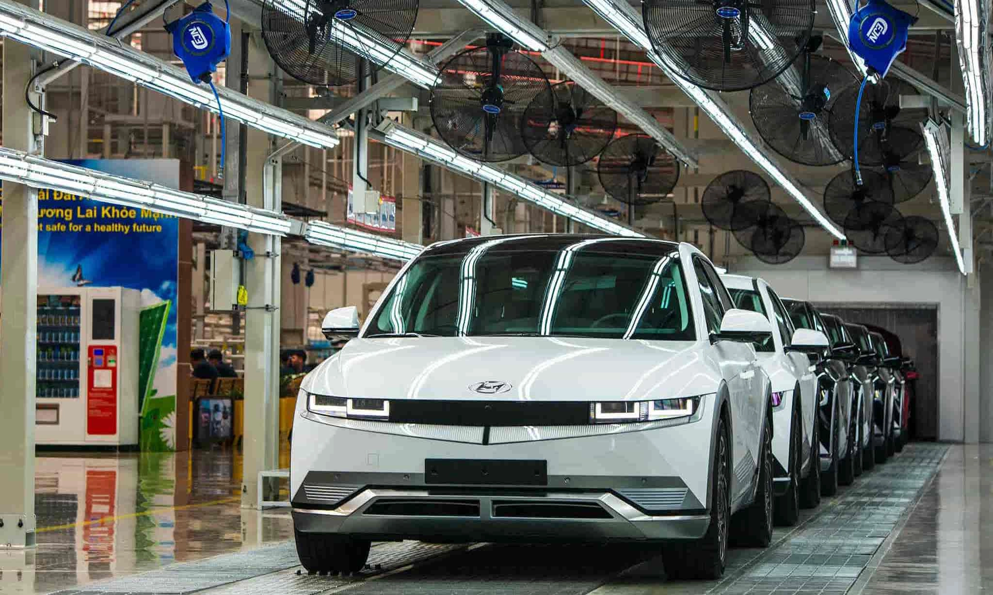 Thị trường ôtô Việt Nam bước vào cuộc đua mới giữa xe nhập khẩu và xe xanh