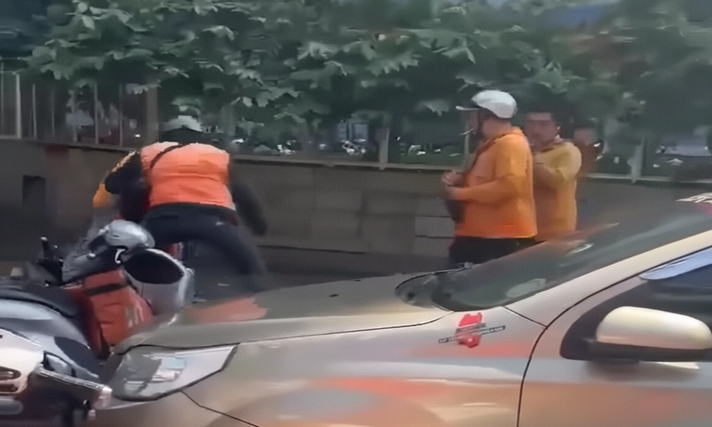 Mâu thuẫn “chạy nhiều đơn hơn”, nhóm shipper ẩu đả giữa phố