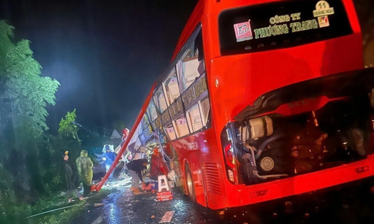 Sạt lở vùi xe khách trên đèo Khánh Lê, khiến ít nhất 6 người tử vong