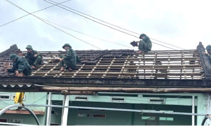 Quảng Ngãi: Lốc xoáy làm tốc mái 25 ngôi nhà