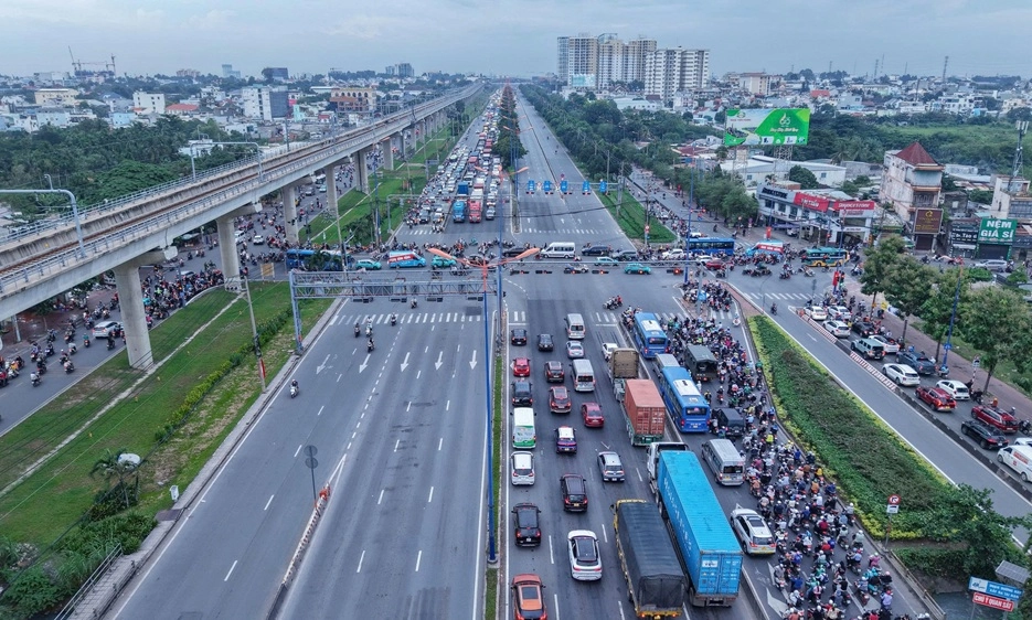 TPHCM: Tiếp tục triển khai dự án đường Vành đai 2, rà soát hướng tuyến metro số 6