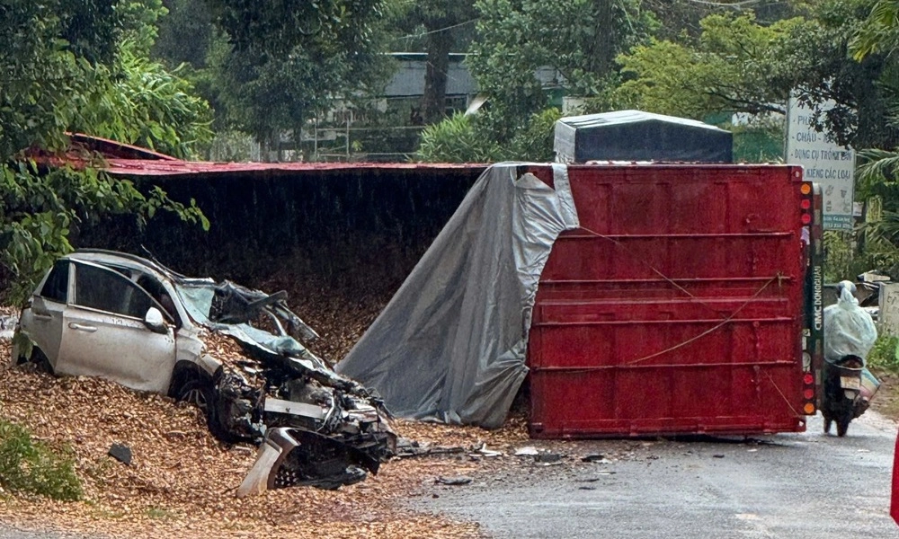 Container lật đè ôtô 5 chỗ, 5 người bị thương trên Quốc lộ 28