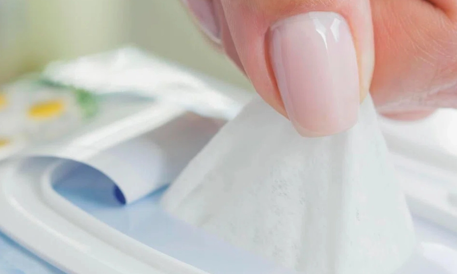 Anh cấm bán và cung cấp khăn ướt có chứa nhựa