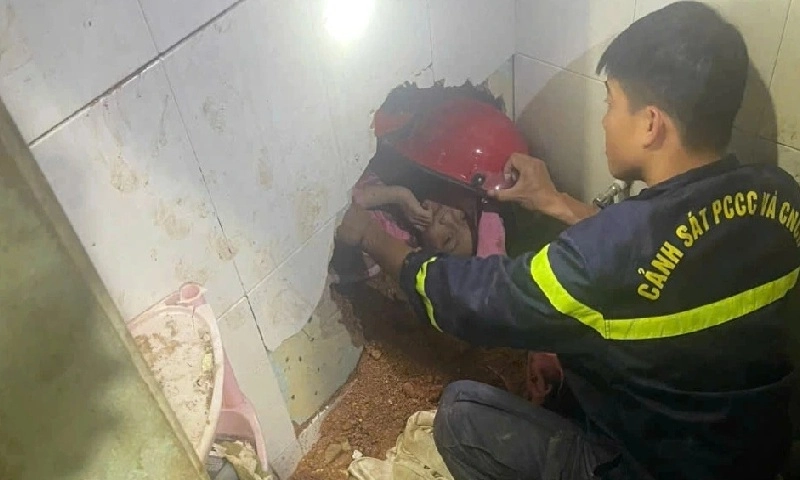 Giải cứu bé gái 8 tuổi mắc kẹt trong ngôi nhà bị sập do sạt lở