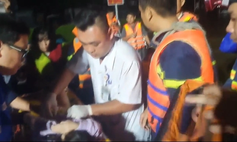 Khánh Hòa: Kịp thời cứu hộ cháu bé bị hóc dị vật ra khỏi vùng ngập sâu