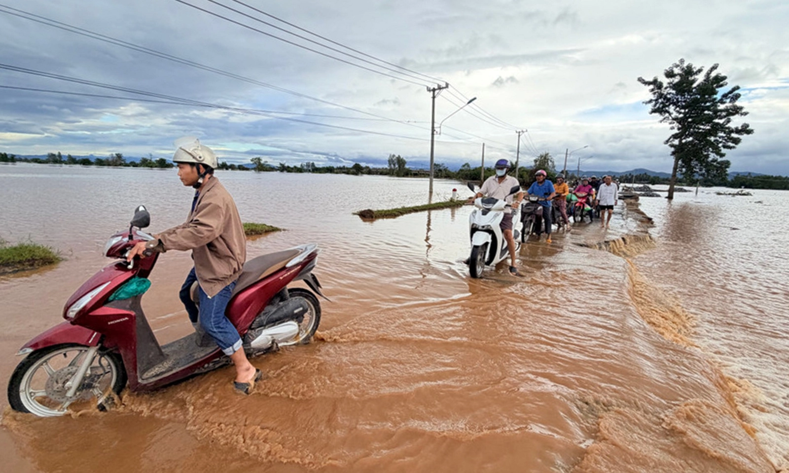 Mưa lũ và sạt lở đất làm 21 người chết và mất tích