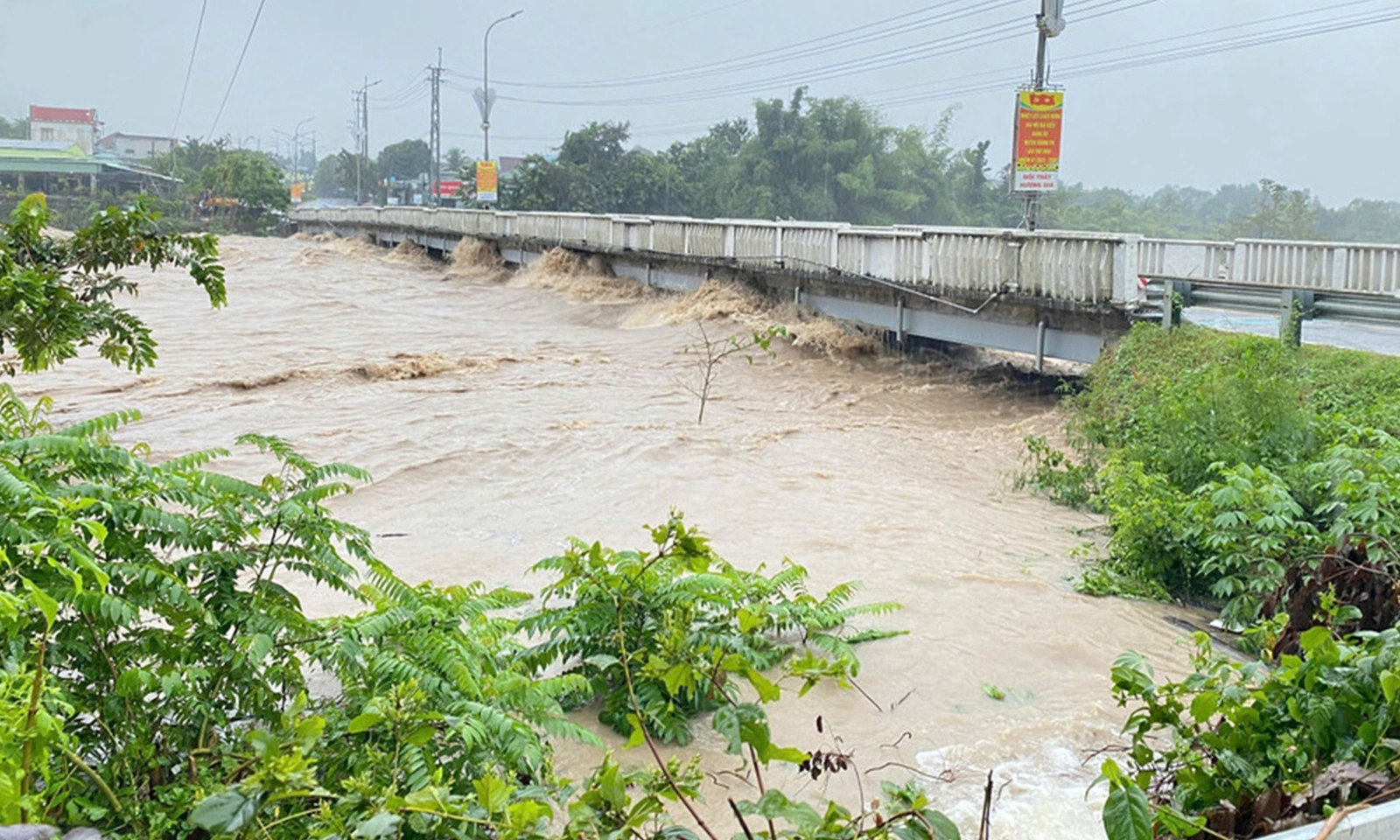 Hơn nửa triệu khách hàng miền Trung - Tây Nguyên vẫn bị mất điện do ngập lụt