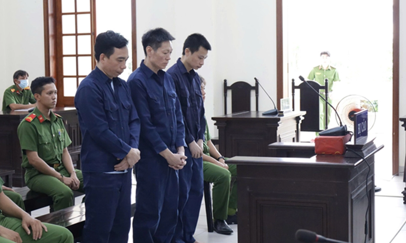 Tham ô 104.000 lít xăng, 3 người bị tuyên phạt tổng cộng 35 năm tù