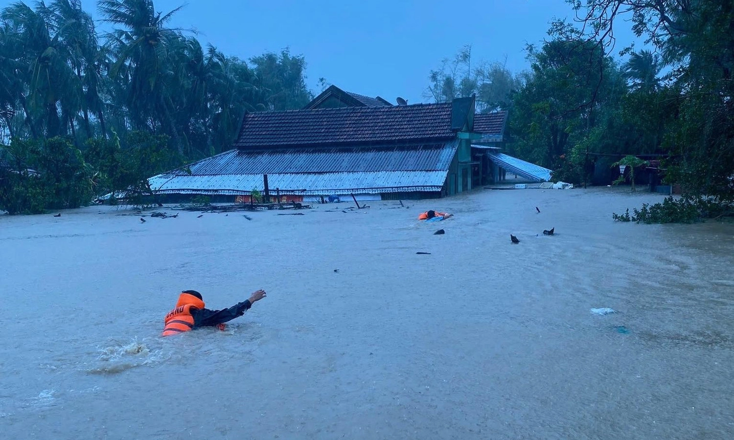 Nhiều sông miền Trung duy trì mức lũ cao - Khánh Hòa, Đắk Lắk, Gia Lai tiếp tục ngập