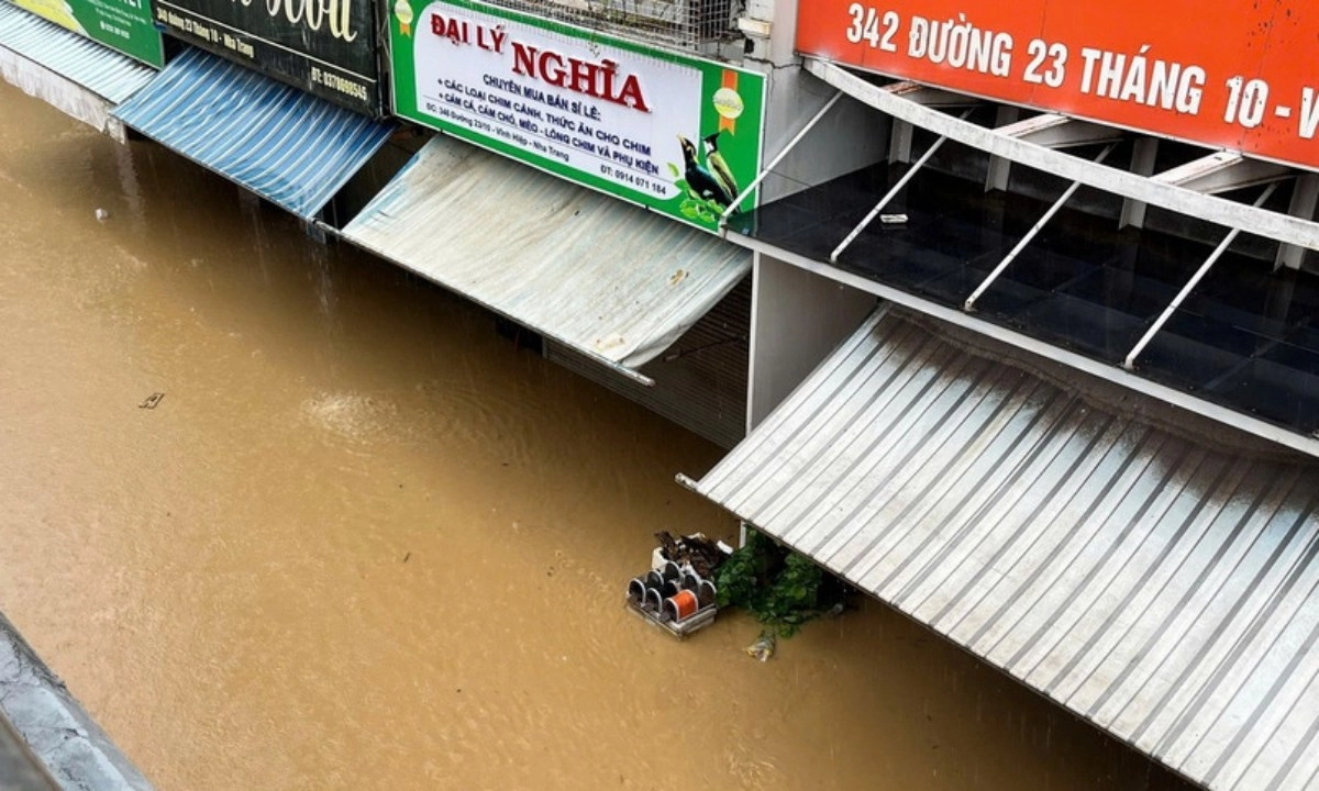 Khánh Hòa oằn mình trong lũ sông Dinh Ninh Hòa, ngập lụt nhiều nơi