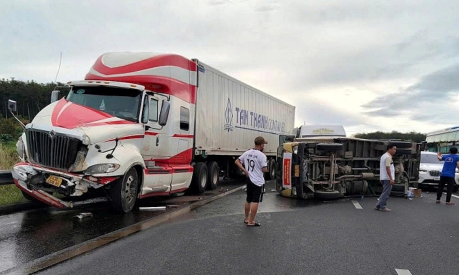 Nhiều xe cứu trợ miền Trung va chạm trên cao tốc Phan Thiết – Dầu Giây