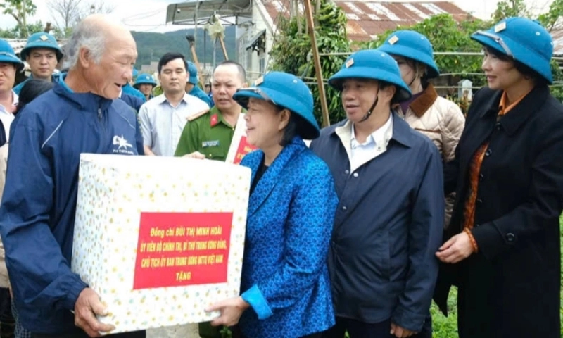 Chủ tịch Ủy ban Trung ương MTTQ Việt Nam thăm, động viên dân vùng lũ Lâm Đồng