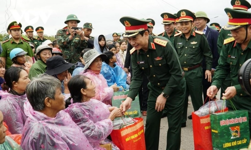 Đại tướng Phan Văn Giang thăm vùng lũ Gia Lai, chỉ đạo quân đội sát cánh cùng nhân dân