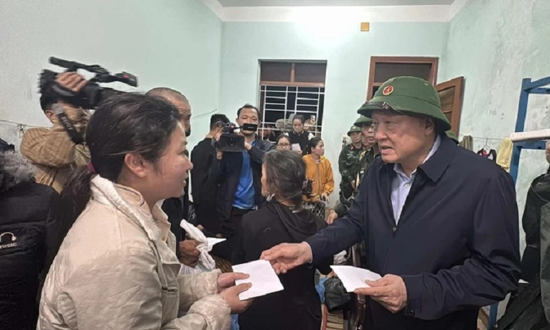 Phó Thủ tướng Nguyễn Hòa Bình trực tiếp xuống vùng lũ Đông Hòa (Đắk Lắk) chỉ đạo cứu hộ