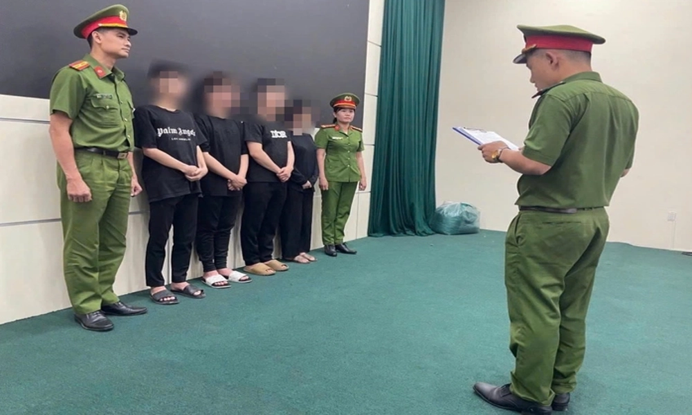 Nhóm 4 người dùng ghế và mũ bảo hiểm đánh người vì mâu thuẫn trên mạng