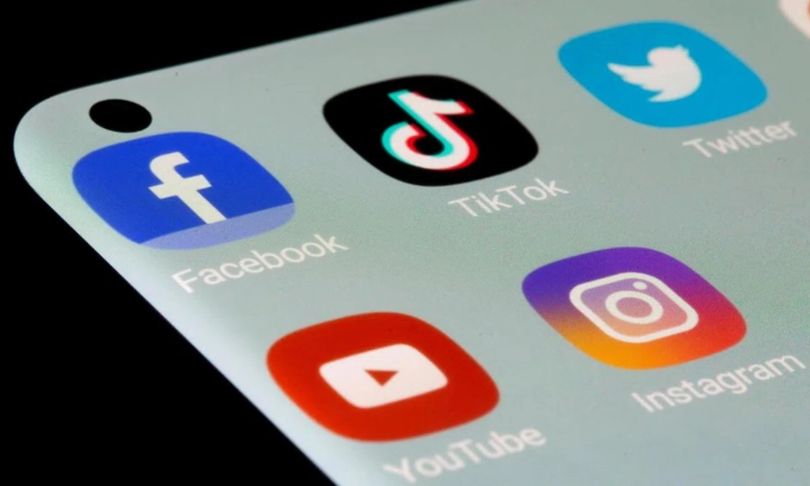 Malaysia cấm thanh thiếu niên dưới 16 tuổi sử dụng mạng xã hội từ năm 2026